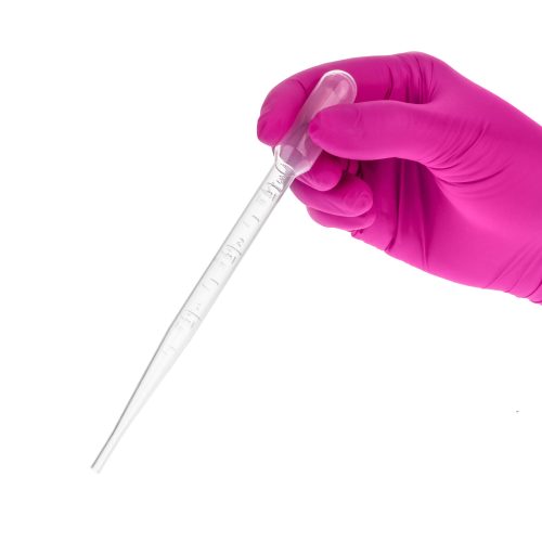 Ręka w różowej rękawiczce trzyma przezroczystą pipetę z podziałką.